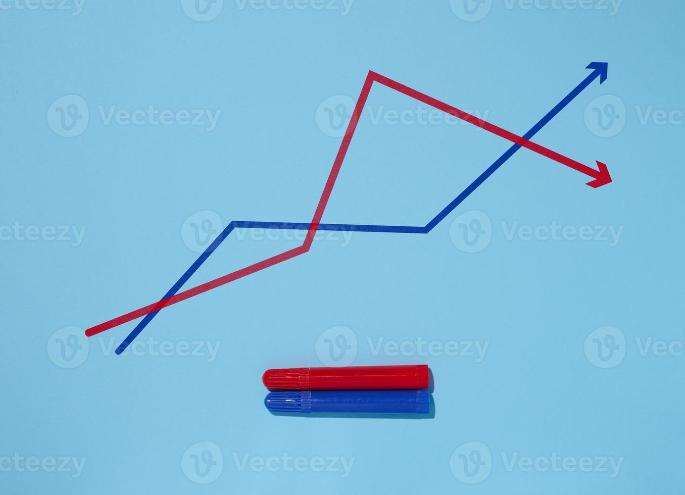 diagram getrokken met rood en blauw markeringen. rapport, statistieken en dynamiek van indicatoren foto