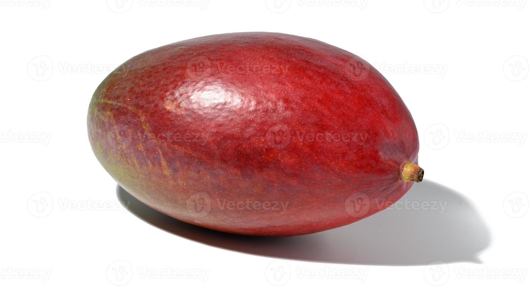 geheel rijp mango Aan een wit geïsoleerd achtergrond foto