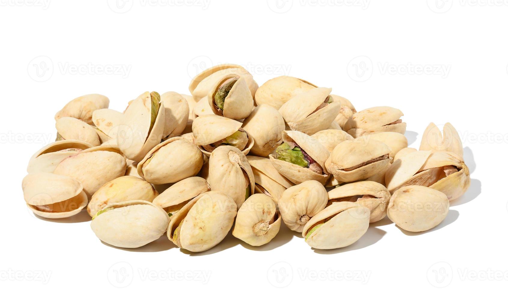 gezouten Open in de schaal pistachenoten geïsoleerd Aan een wit achtergrond, smakelijk en gezond tussendoortje, dichtbij omhoog foto