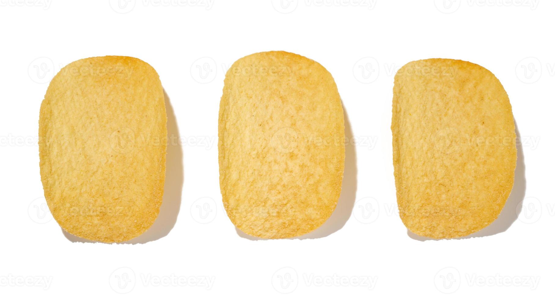 ronde aardappel chips met paprika geïsoleerd Aan wit achtergrond, tussendoortje foto