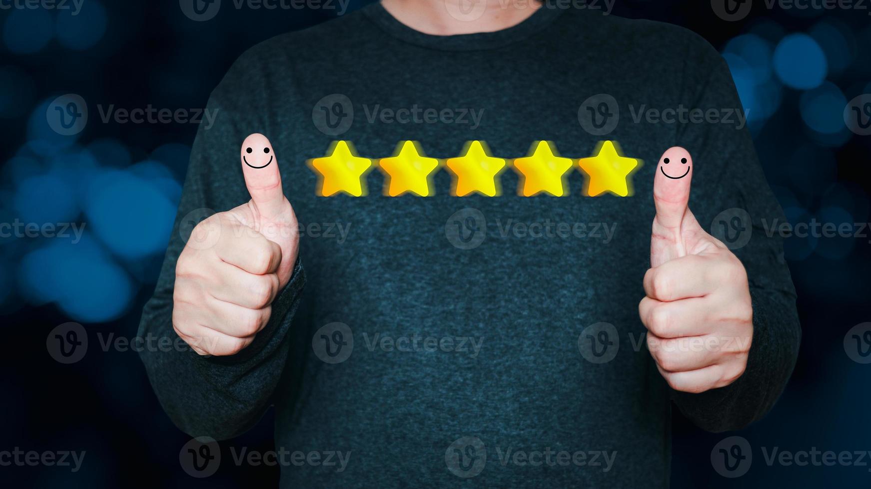 een zakenman duimen omhoog Aan de gelukkig smiley gezicht icoon en vijf ster naar geven tevredenheid in service.beoordeling heel onder de indruk.klant onderhoud en tevredenheid concept foto