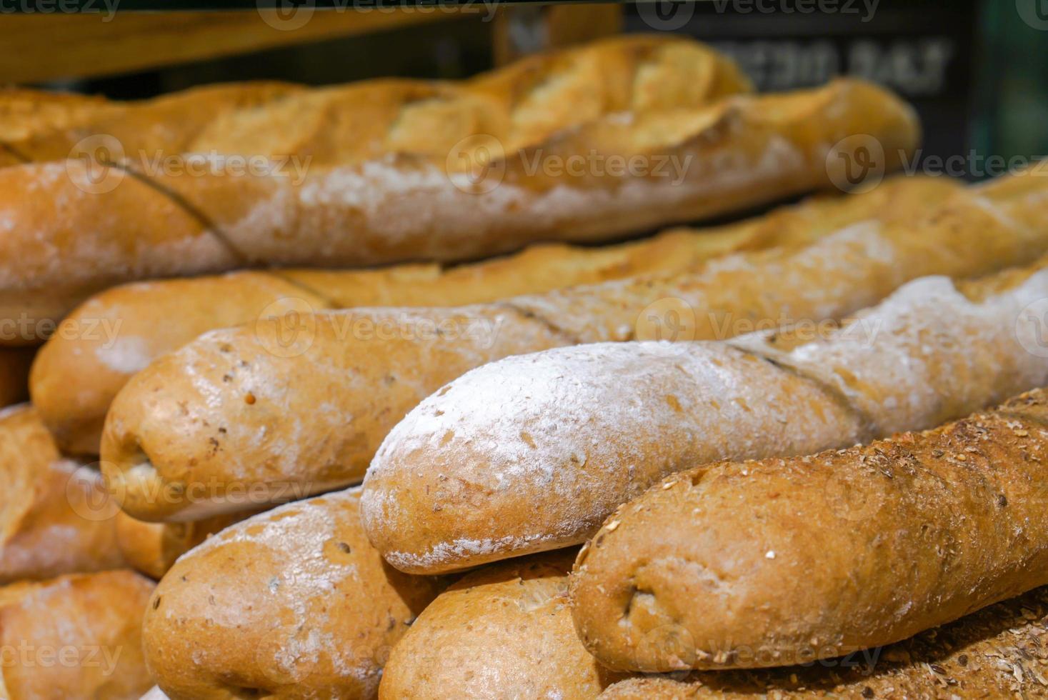 Frans brood lijn omhoog Aan plank in bakkerij. foto