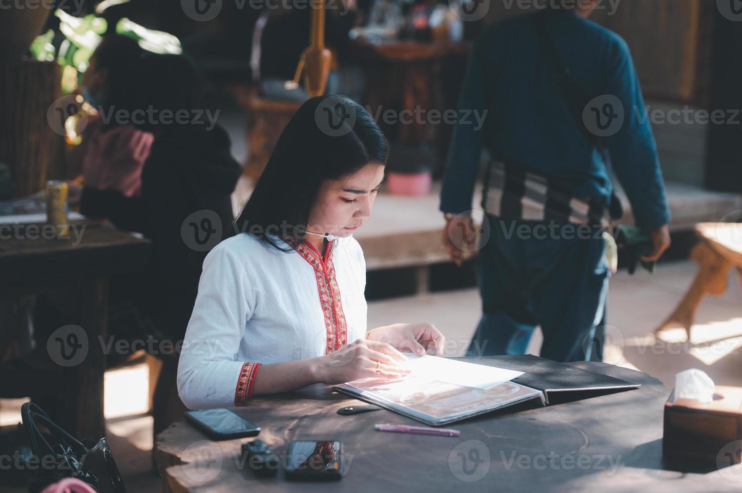 Aziatisch vrouw vervelend typisch Thais jurk met rood paraplu., thais kostuum foto