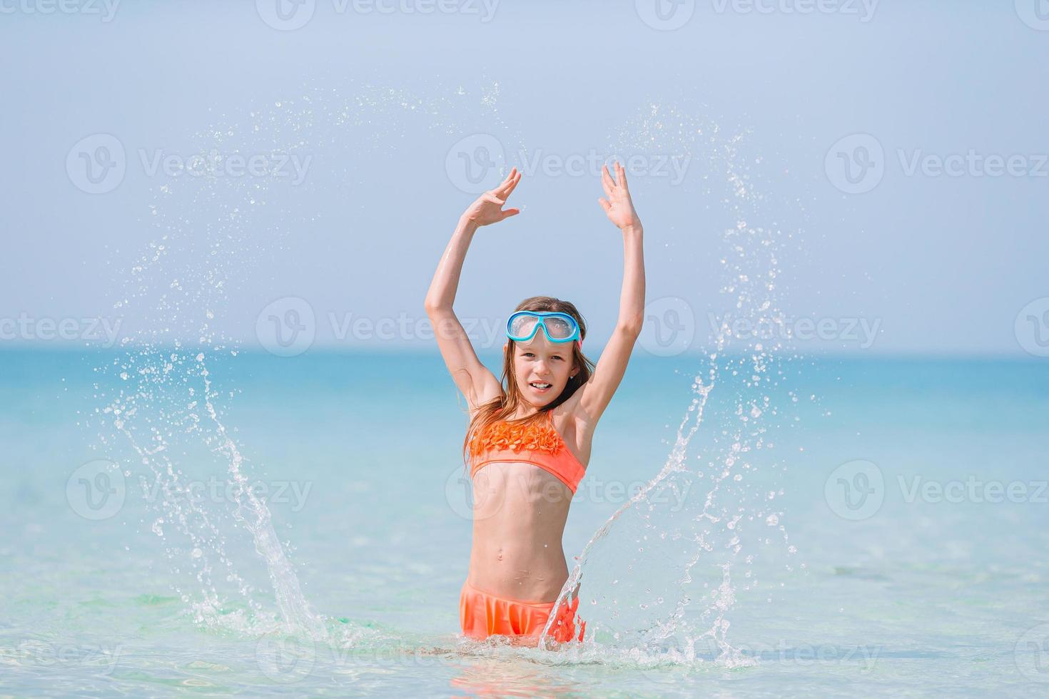 schattig weinig meisje Bij strand gedurende caraïben vakantie foto