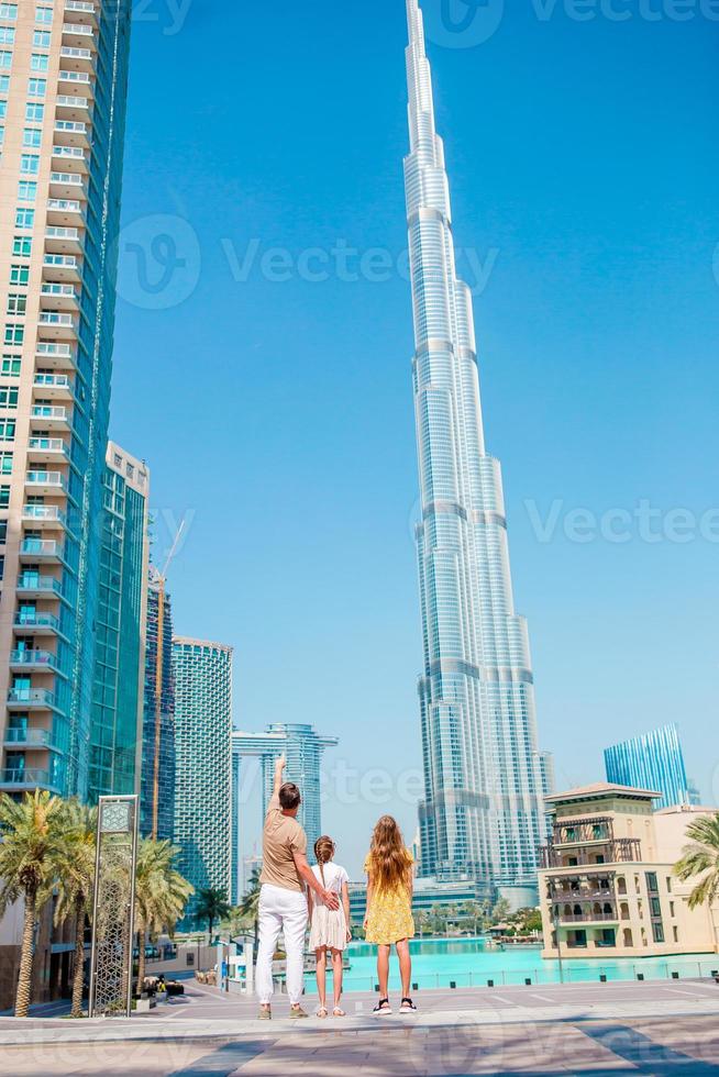 gelukkig familie wandelen in Dubai met burj khalifa wolkenkrabber in de achtergrond. foto