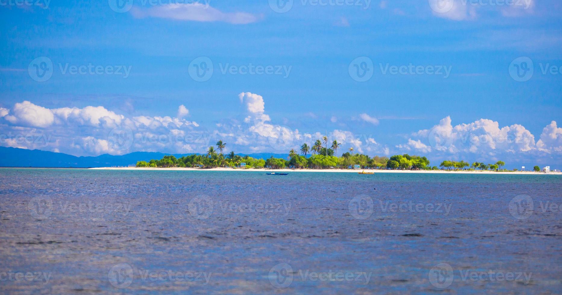 onbewoond tropisch eiland in de Open oceaan in de Filippijnen foto
