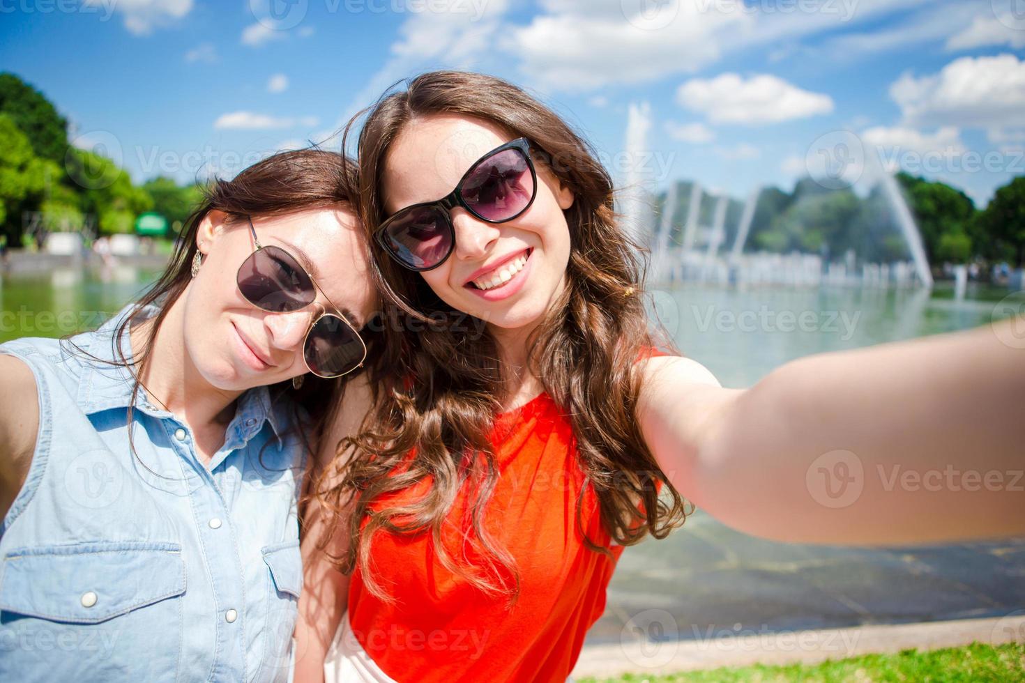 Kaukasisch meisjes maken selfie achtergrond groot fontein. jong toerist vrienden op reis Aan vakantie buitenshuis glimlachen gelukkig. foto