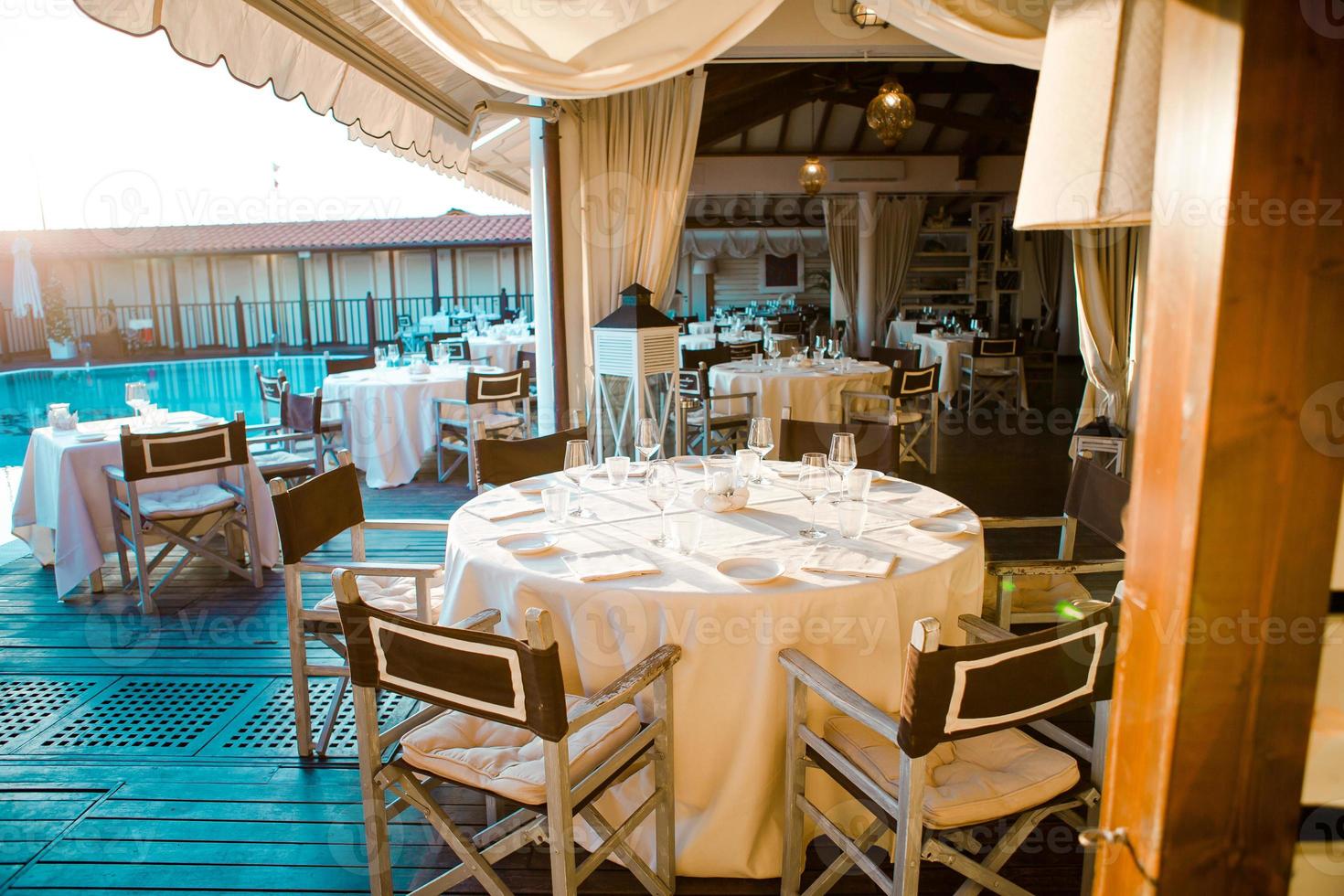zomer leeg buitenshuis restaurant met wit tafelkleden foto