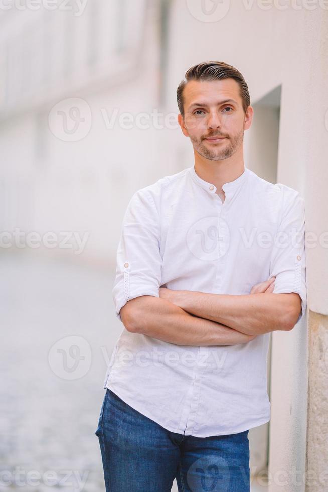 jong Mens achtergrond de oud Europese stad nemen selfie foto