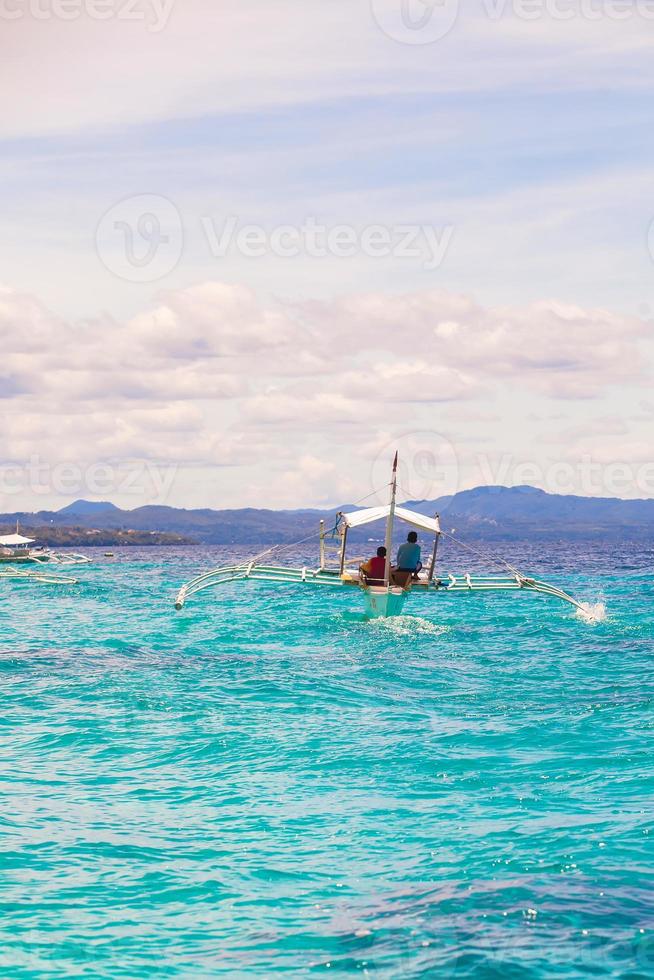 groot catamaran in turkoois Open zee in de buurt bohol eiland foto