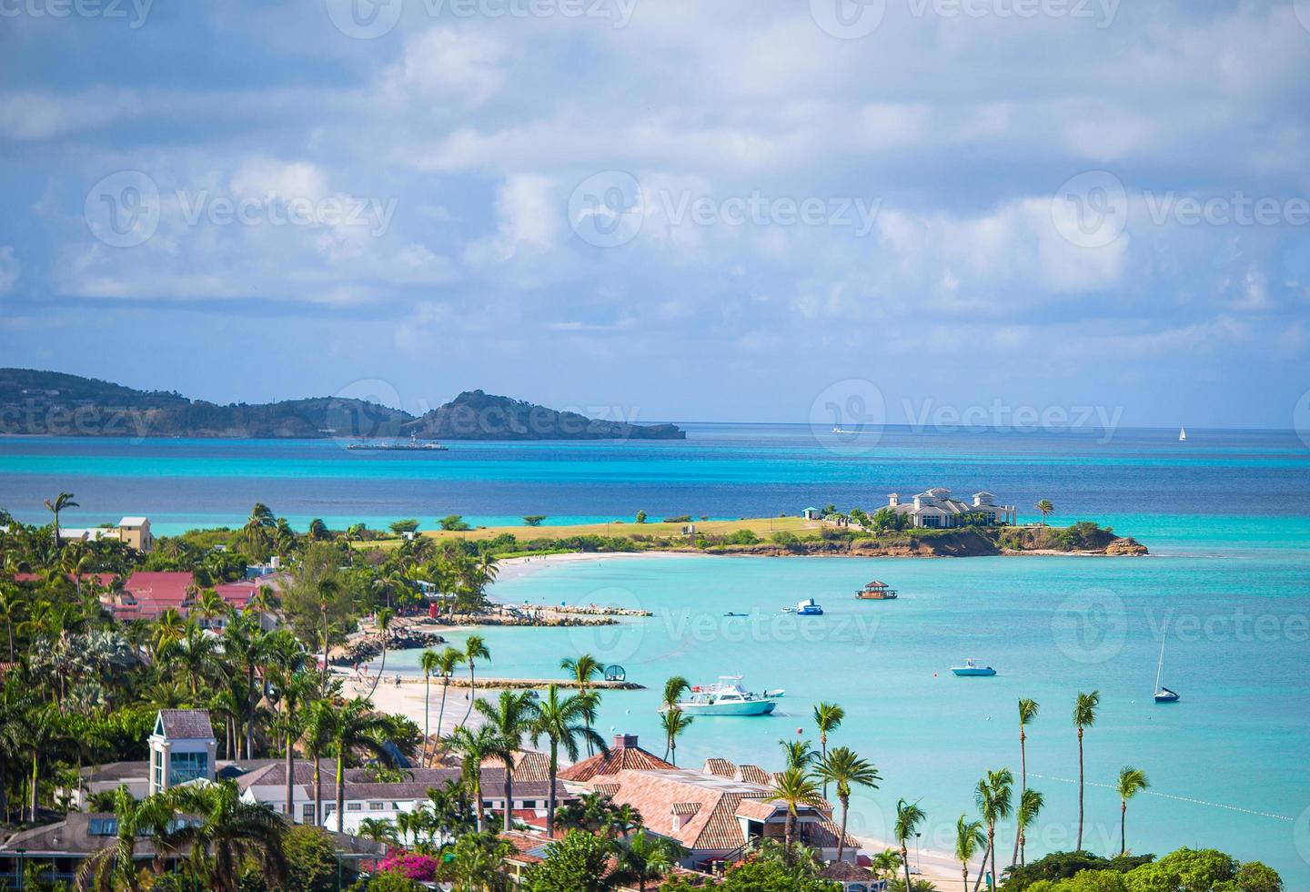 mooi visie van baai Bij tropisch eiland in de caraïben zee foto