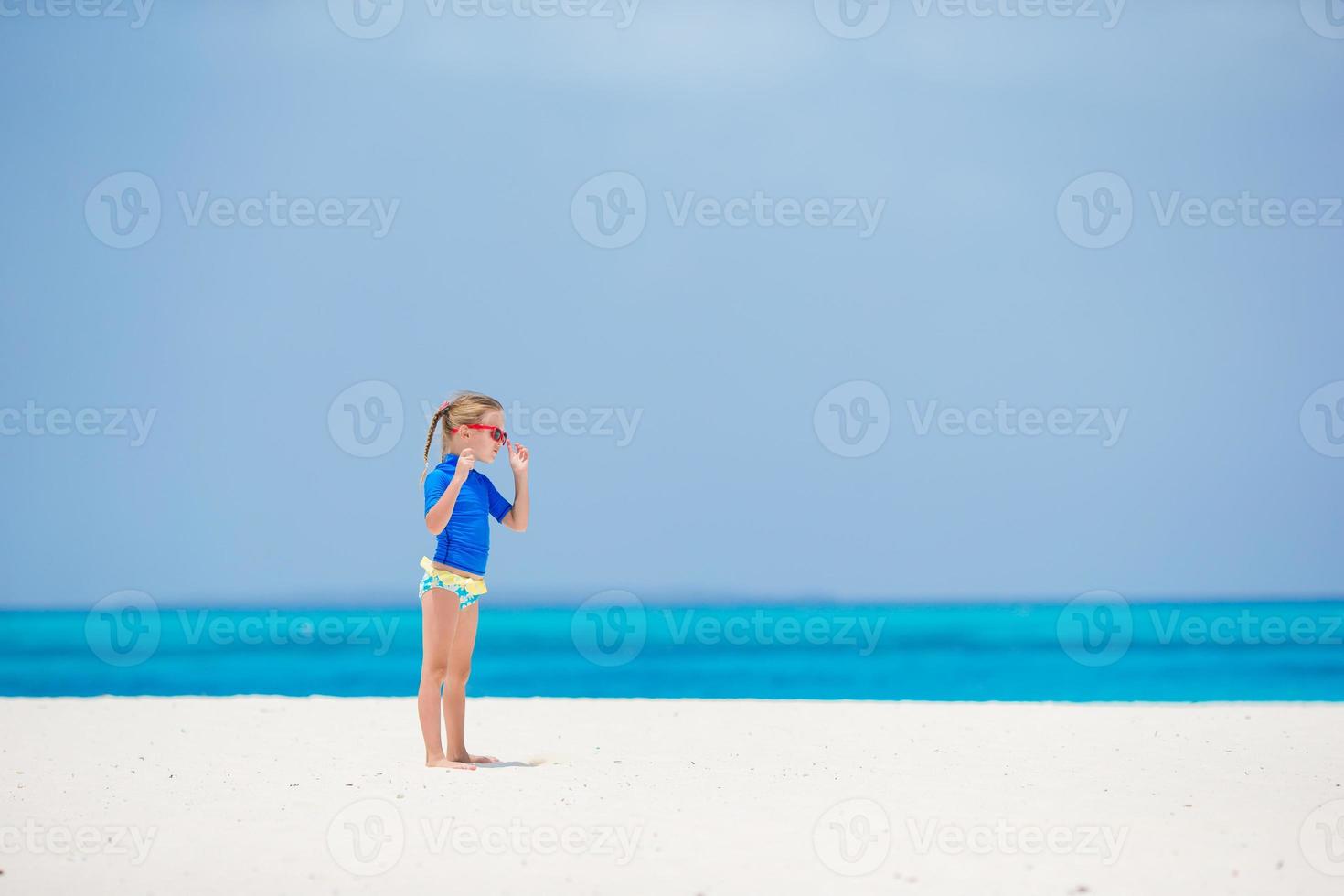 weinig meisje gedurende strand vakantie hebben pret Aan de wit strand foto