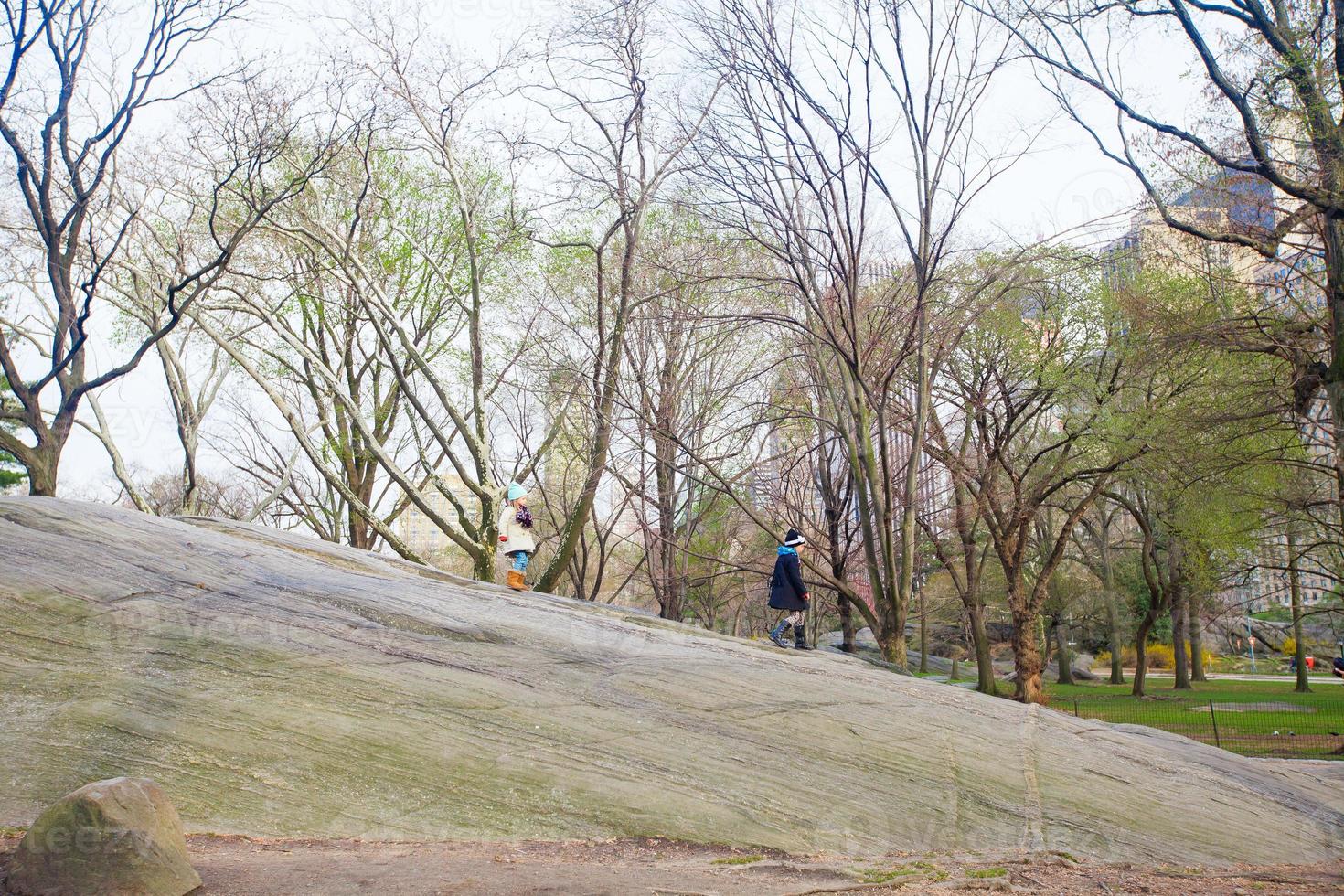 aanbiddelijk weinig meisjes Aan groot stenen in centraal park Bij nieuw york stad foto