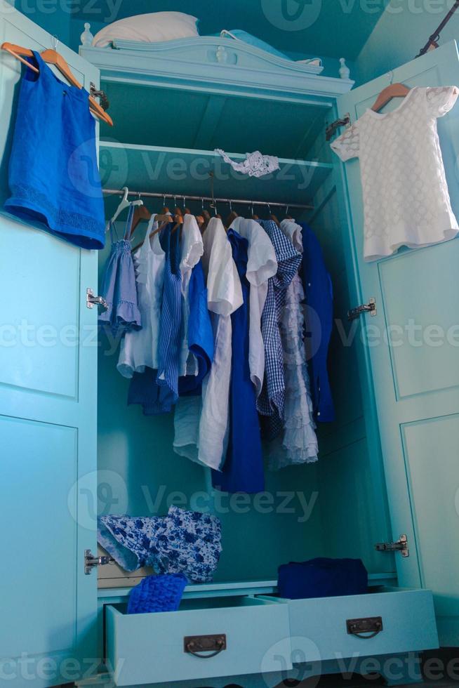 dressing kast met blauw kleren in de kast foto