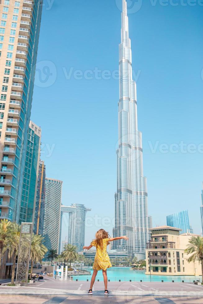 gelukkig meisje wandelen in Dubai met wolkenkrabbers in de achtergrond. foto