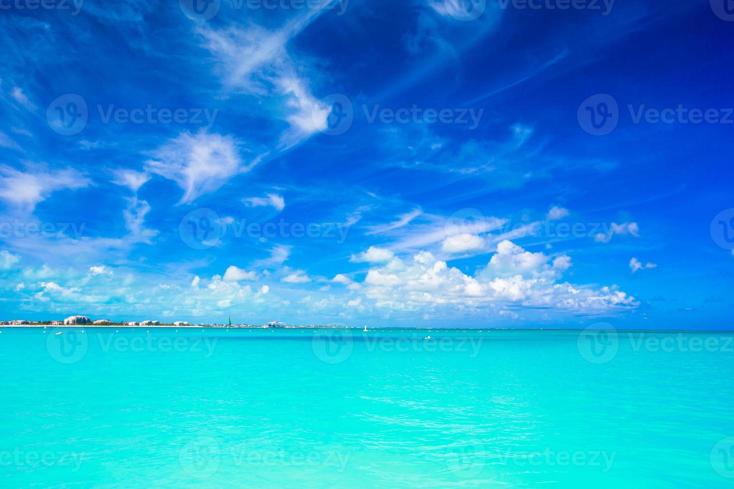 wit zanderig strand met turkoois water Bij perfect eiland foto