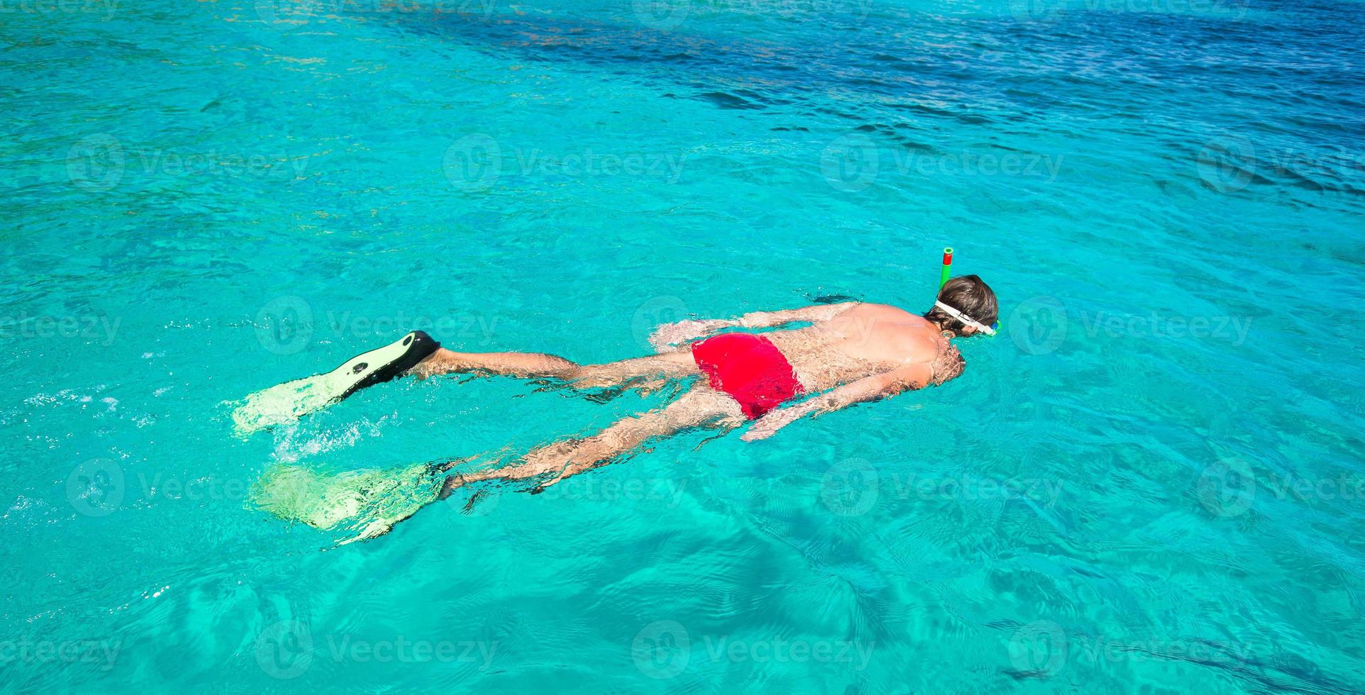 jong Mens snorkelen in Doorzichtig tropisch turkoois wateren foto