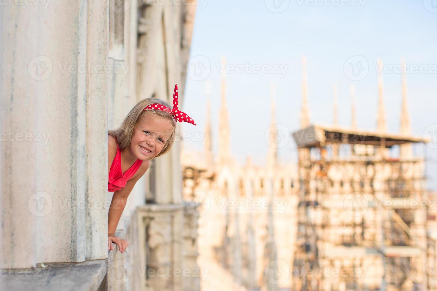 aanbiddelijk weinig meisje Aan de op het dak van duomo, Milaan, Italië foto
