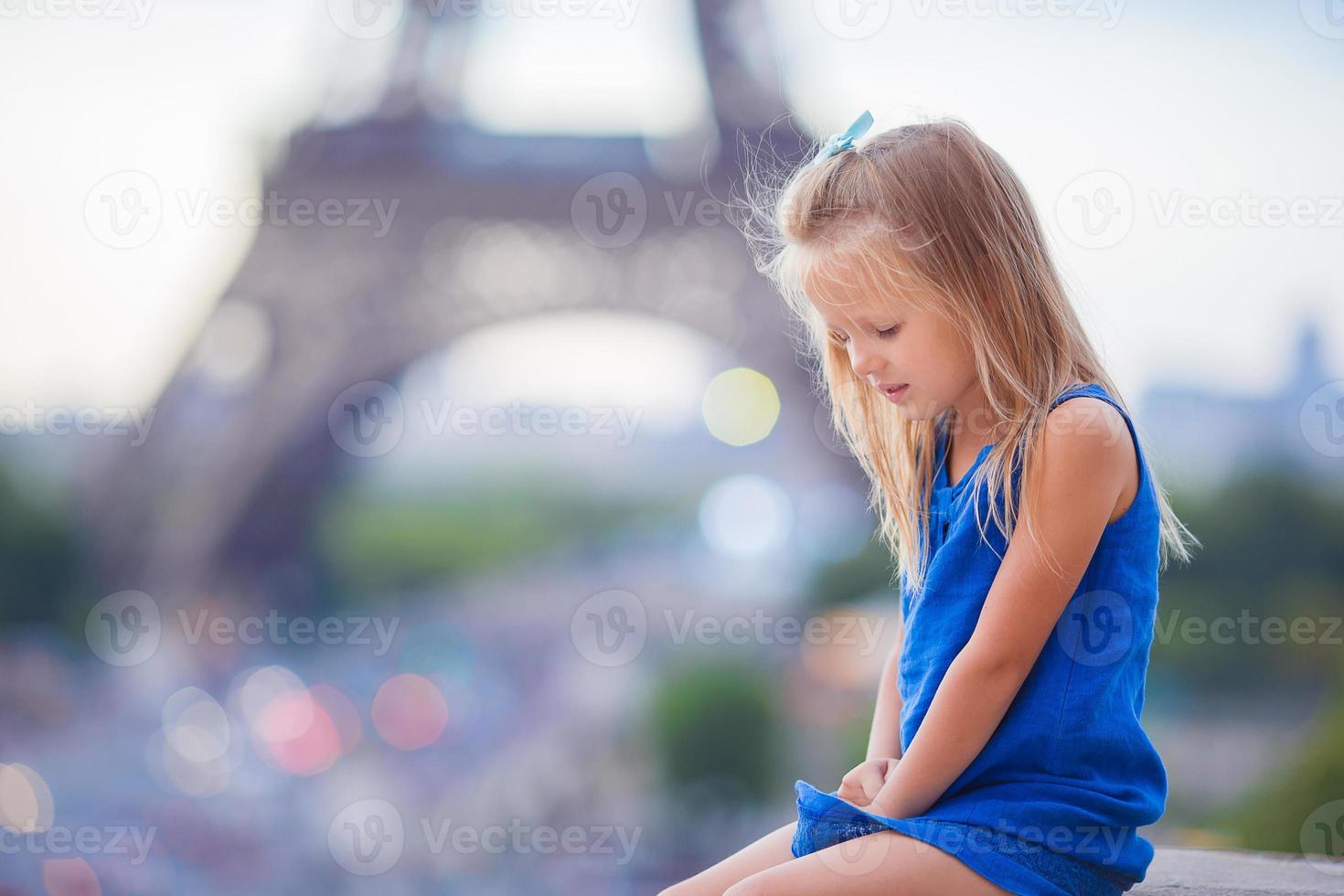 aanbiddelijk weinig meisje in Parijs achtergrond de eiffel toren gedurende zomer vakantie foto
