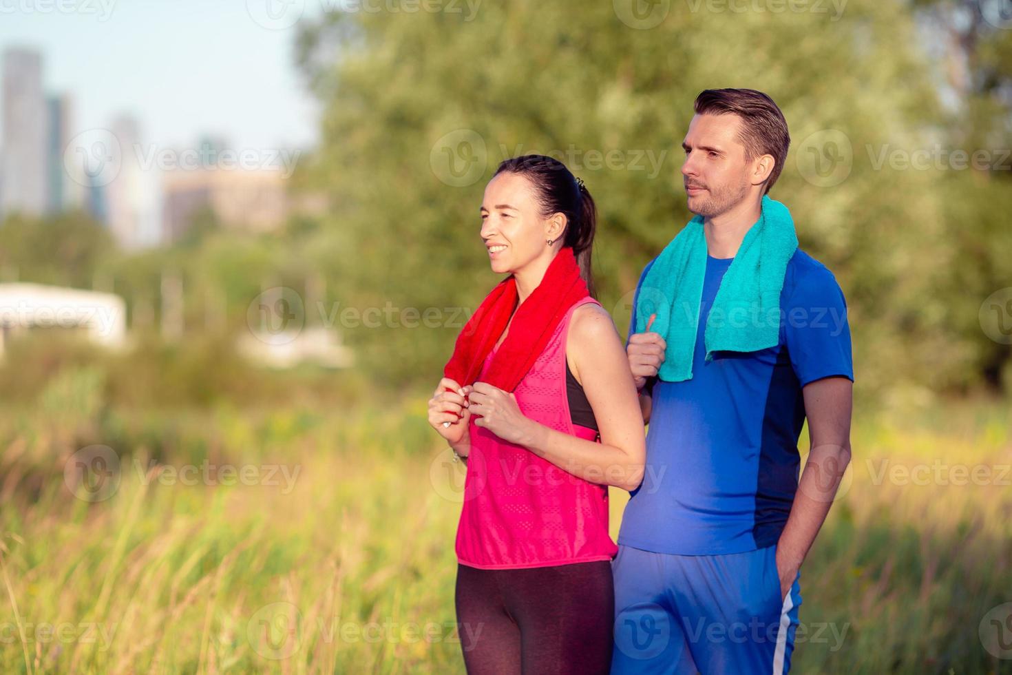 actief sportief paar rennen in park. Gezondheid en geschiktheid. foto