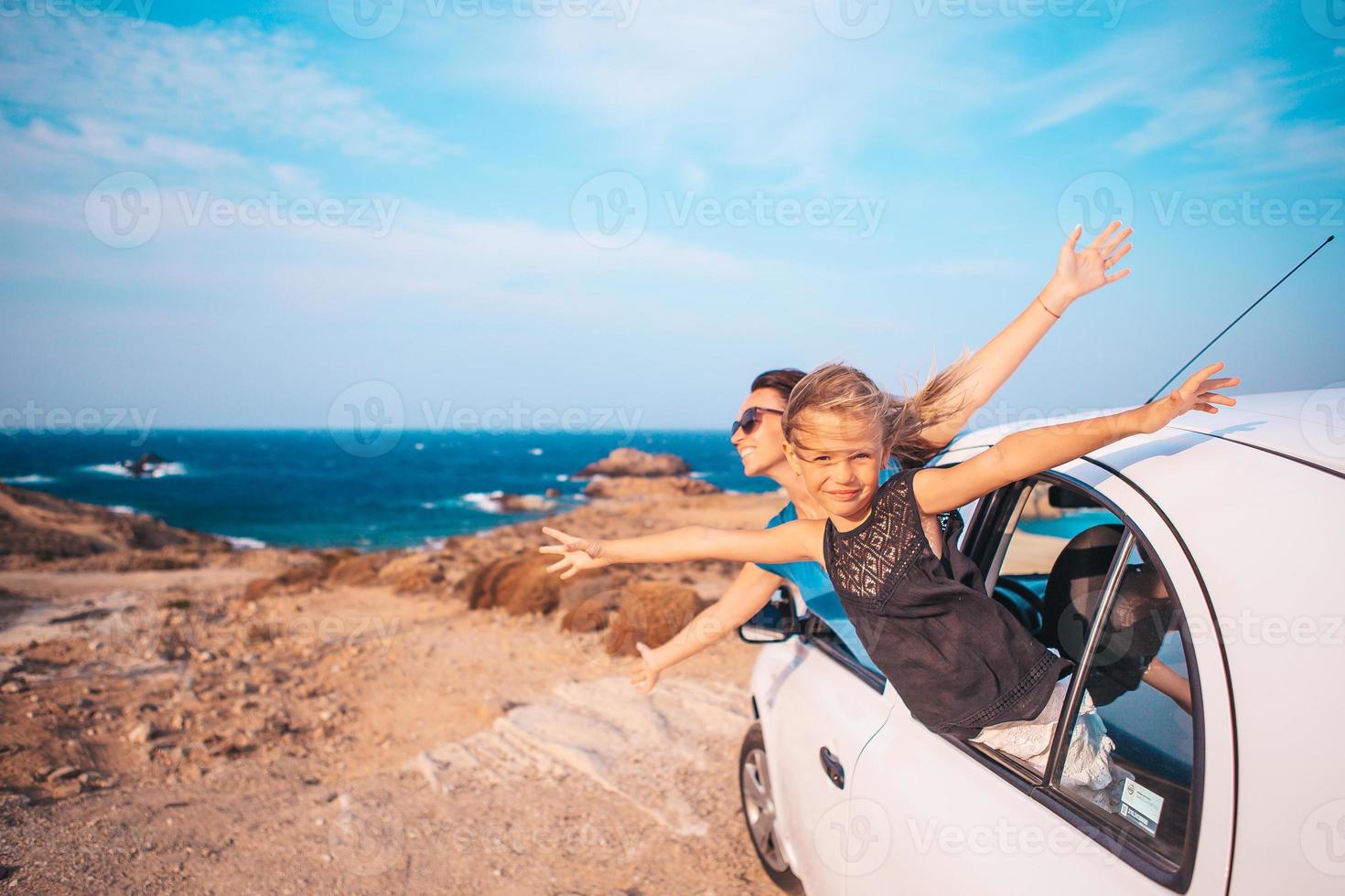 familie Aan vakantie reizen door auto. zomer vakantie en auto reizen concept foto