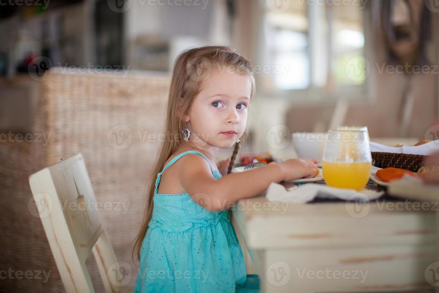 aanbiddelijk weinig meisje hebben ontbijt Bij toevlucht restaurant foto