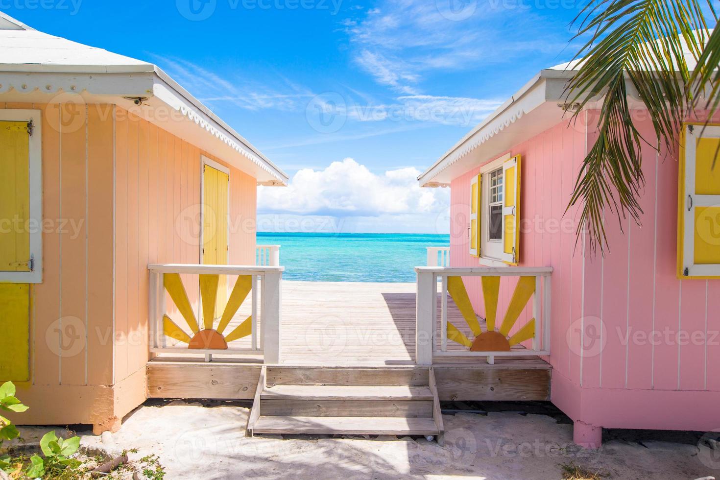 helder gekleurde huizen Aan een exotisch caraïben eiland foto