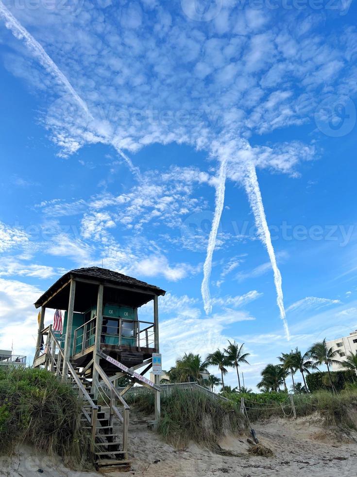 badmeester toren Aan de populair strand foto