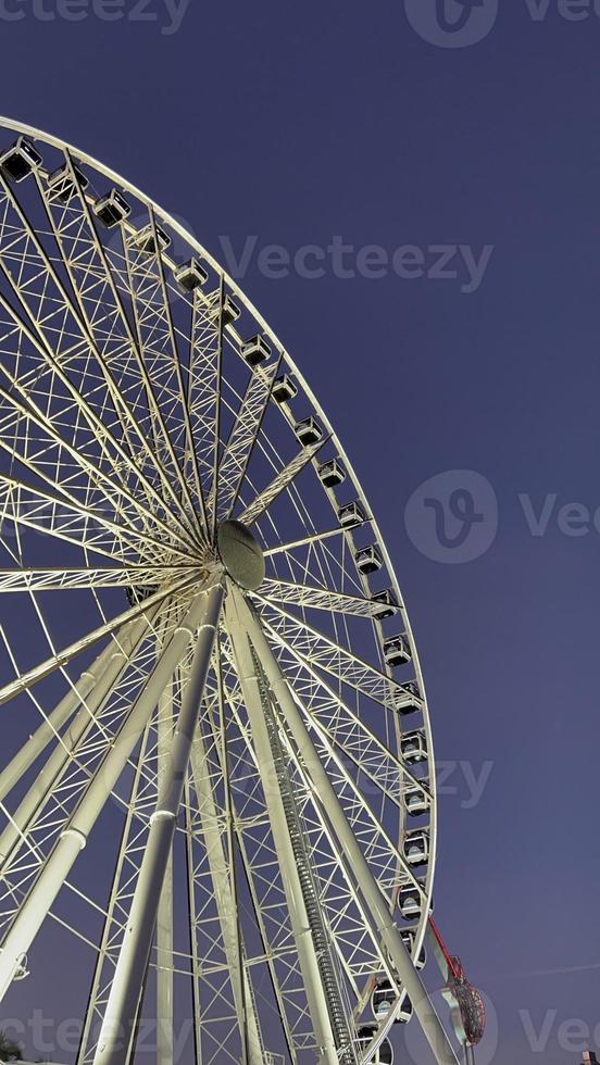 ferris wiel in de park Bij de downtown Miami Bij zonsondergang foto