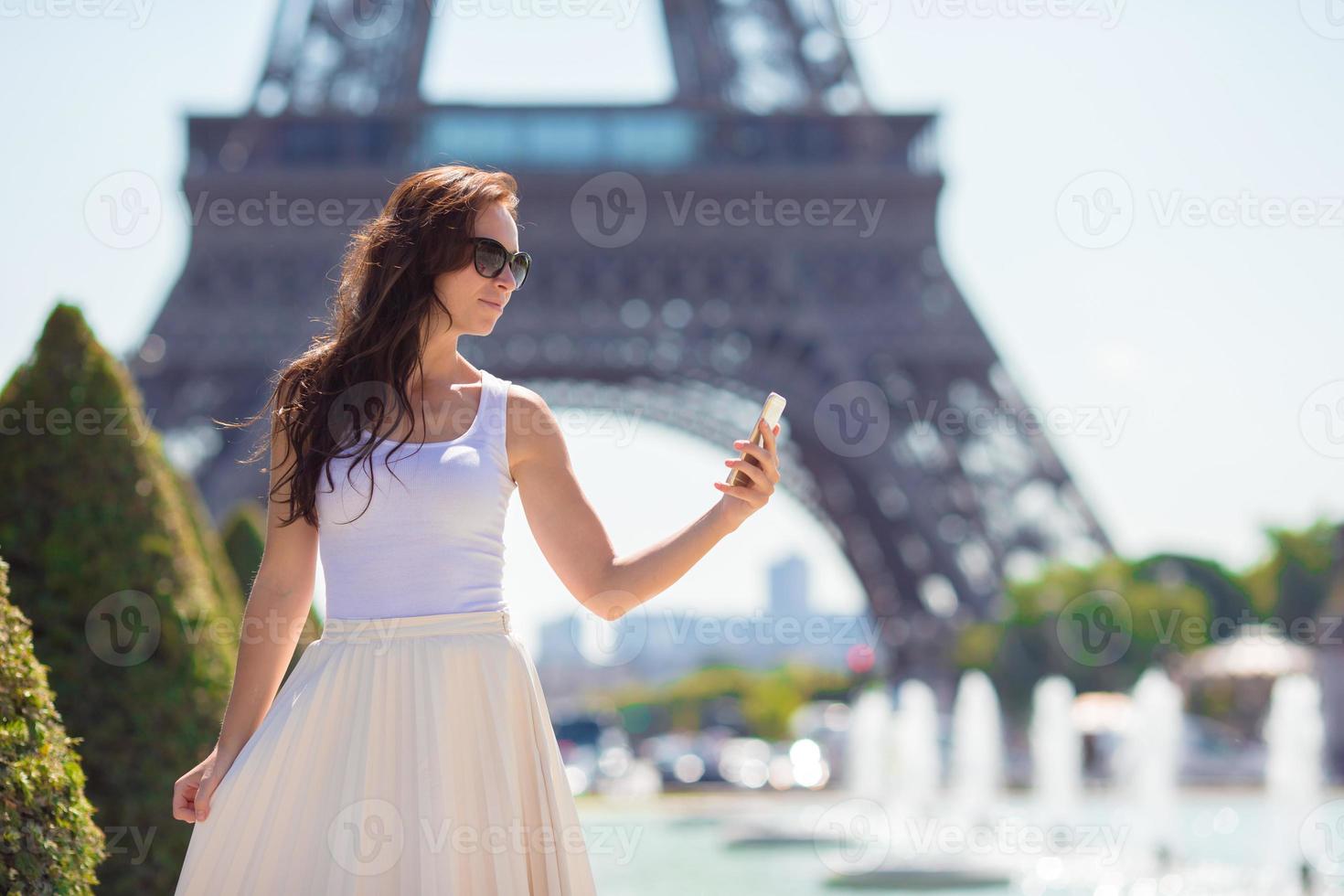 mooi vrouw in Parijs achtergrond de eiffel toren gedurende zomer vakantie foto