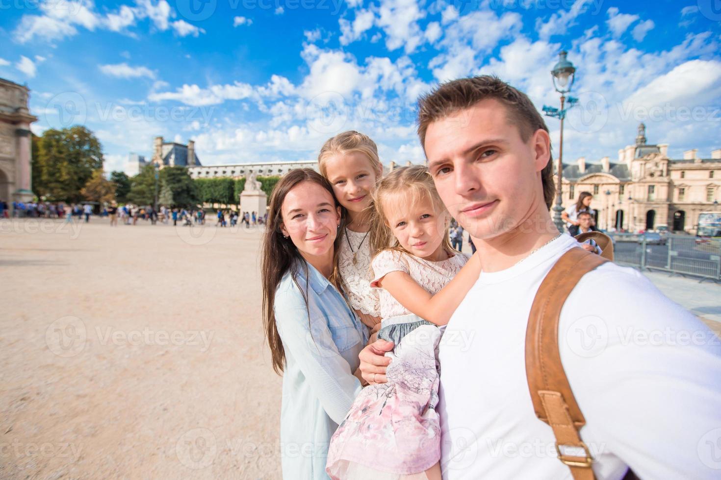 familie met twee kinderen nemen selfie in Parijs buitenshuis foto