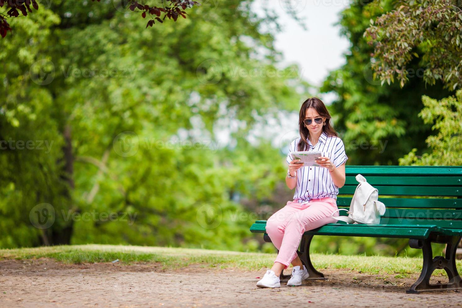 gelukkig mooi vrouw drinken koffie in herfst park onder vallen gebladerte foto