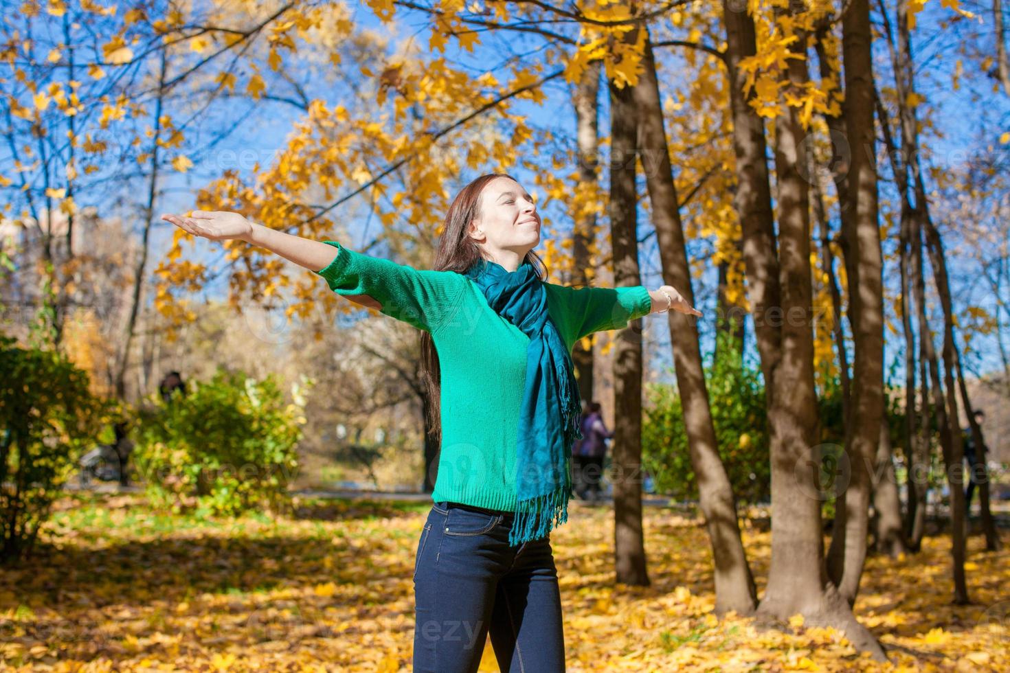 gelukkig jong vrouw ontspannende Aan herfst vakantie in park foto