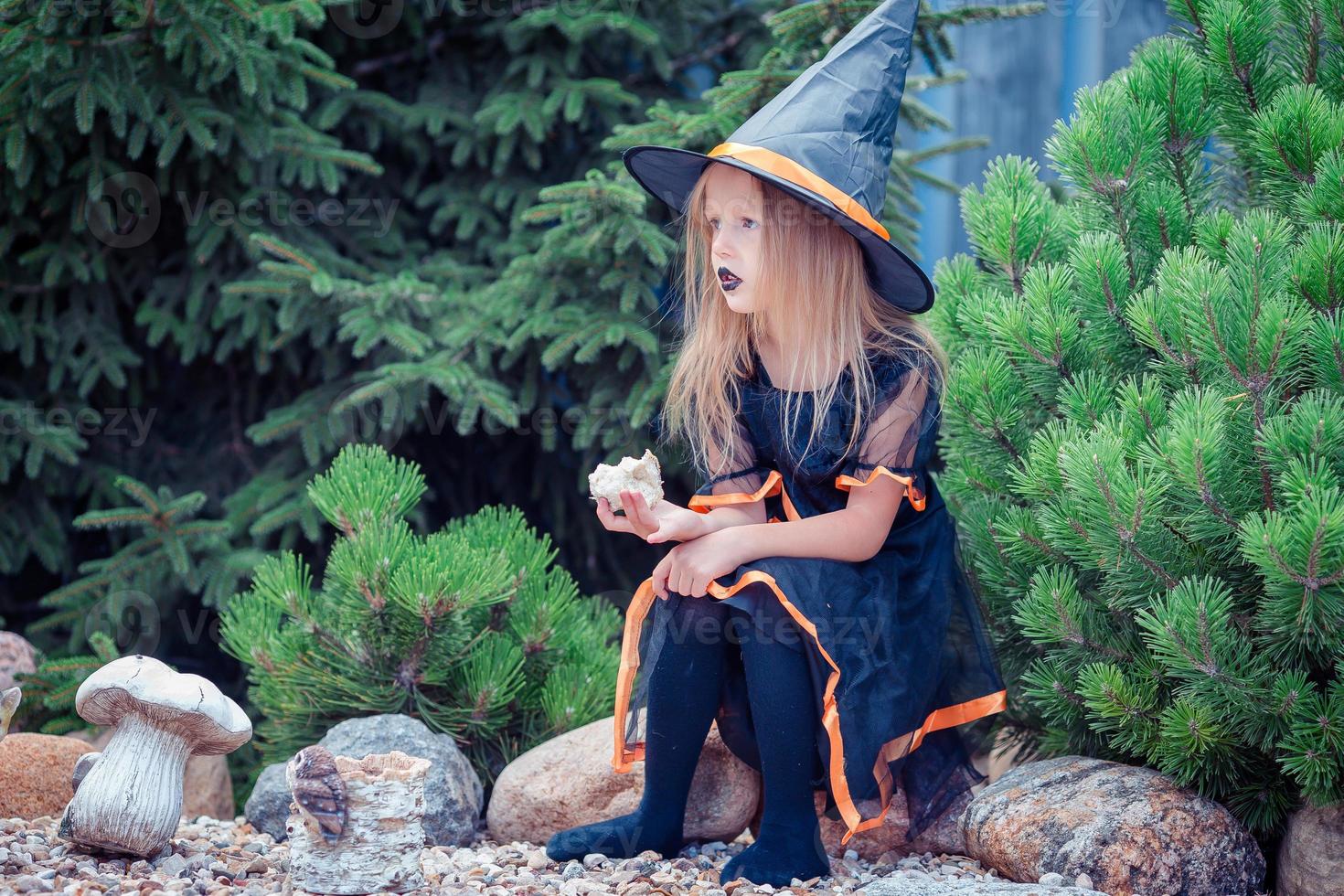 gelukkig meisje in halloween kostuum met jack pompoen.truc of traktatie foto
