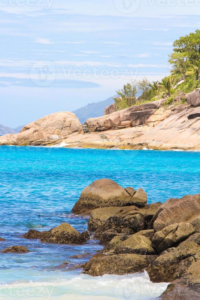 turkoois exotisch lagune met groot stenen Bij Seychellen foto