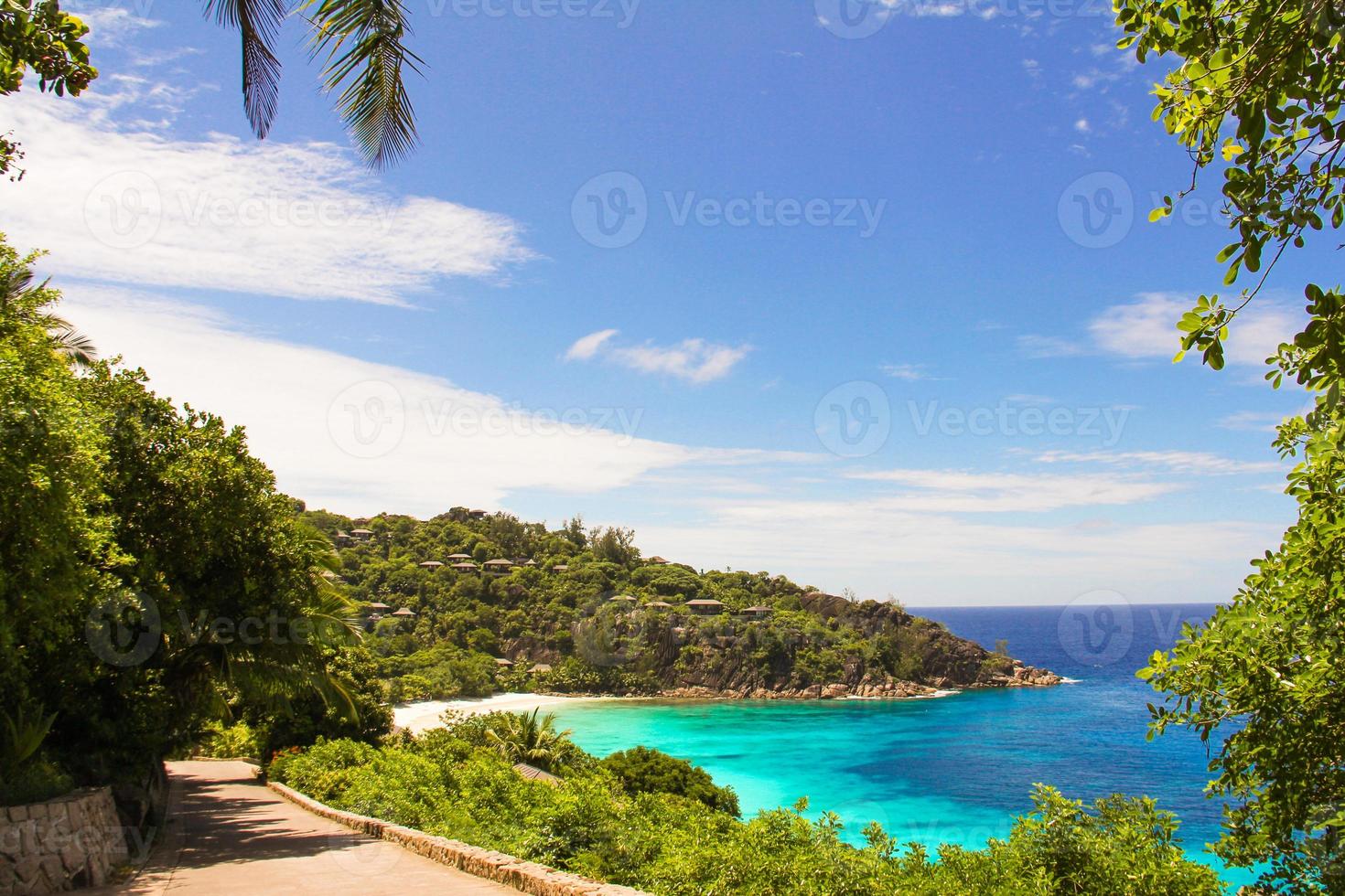 weg naar de turkoois oceaan en strand in Seychellen foto