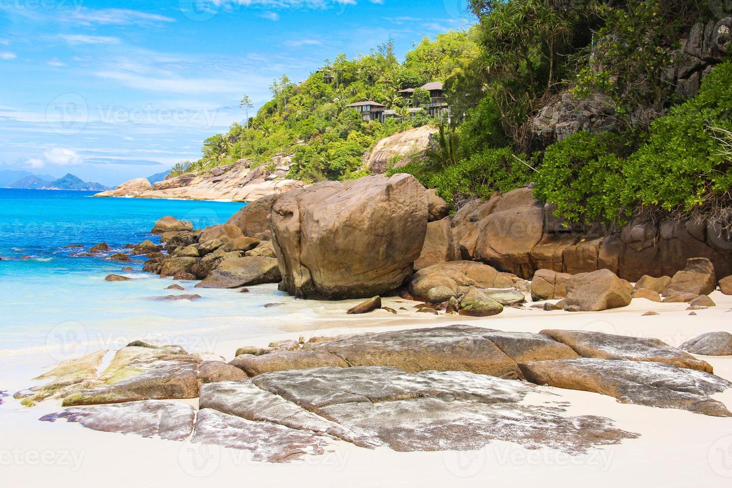 groot glad stenen met turkoois water Aan de paradijs eiland van Seychellen foto