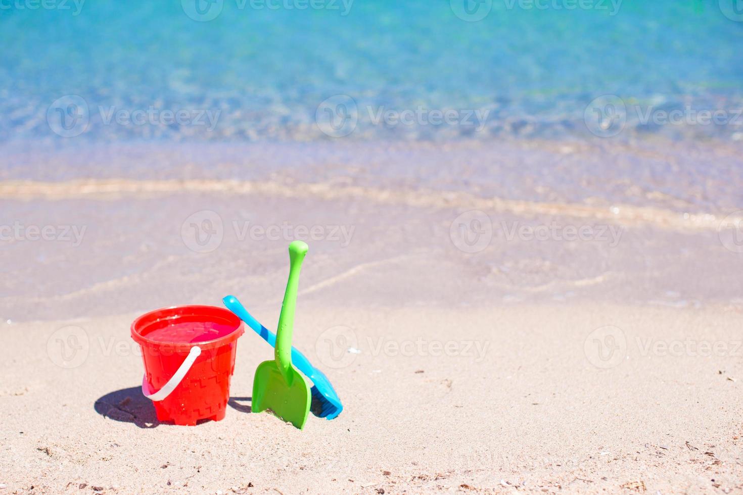 zomer kinderen strand speelgoed in de wit zanderig strand foto