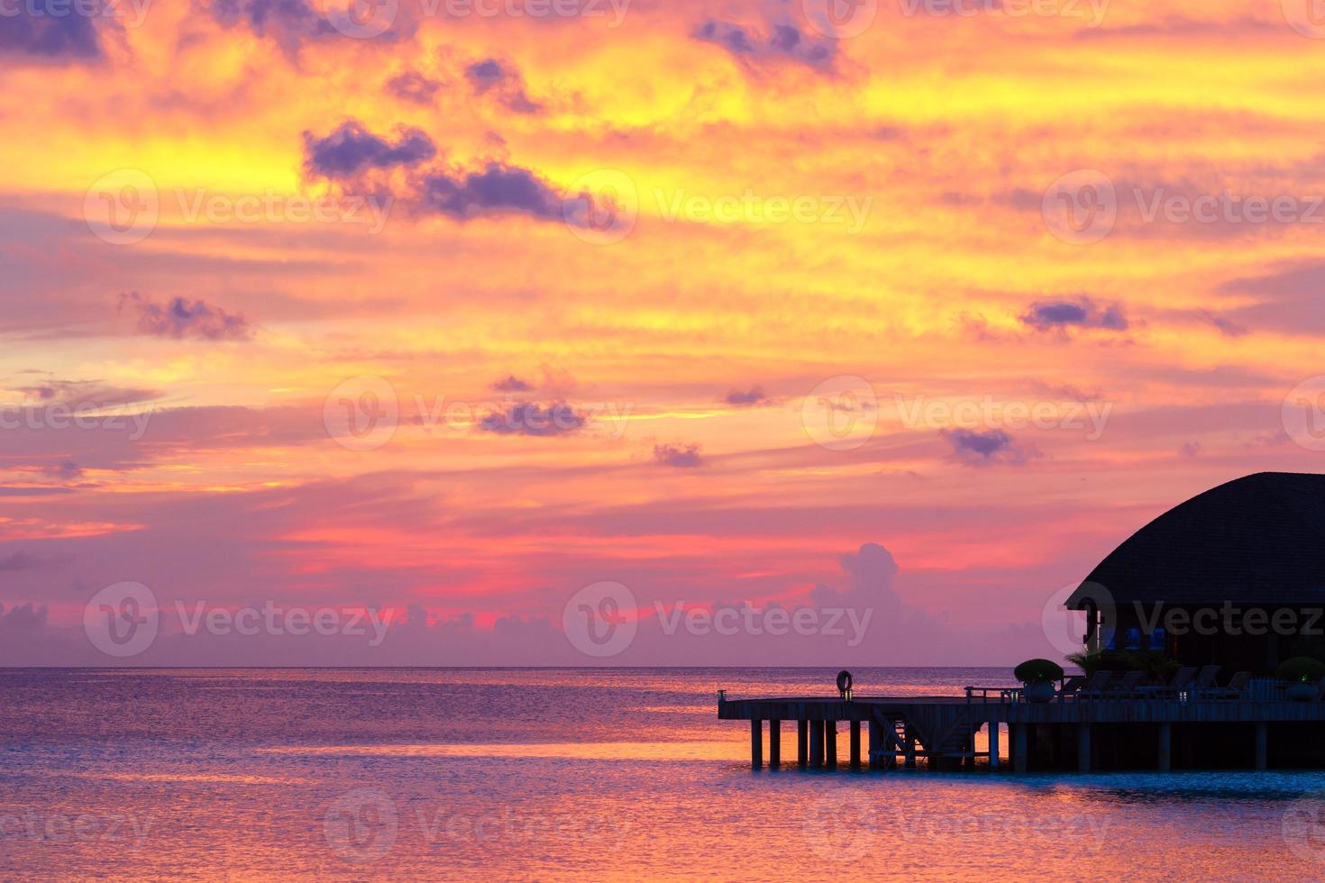 mooi kleurrijk zonsondergang Bij tropisch eiland Aan Maldiven in Indisch oceaan foto