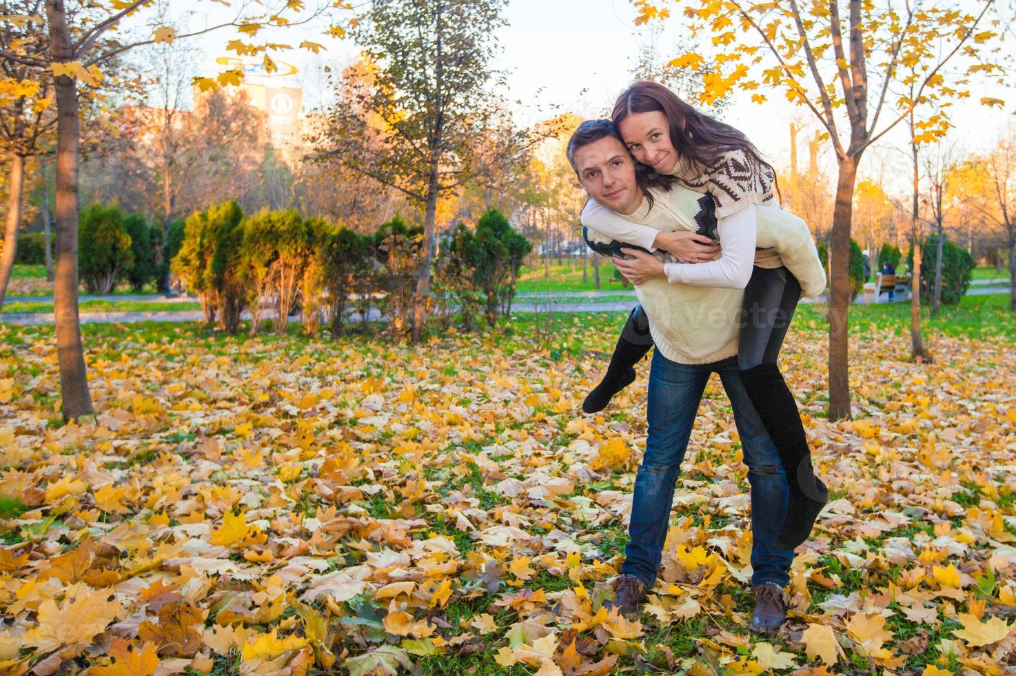 gelukkig paar hebben pret in herfst park Aan een zonnig vallen dag foto