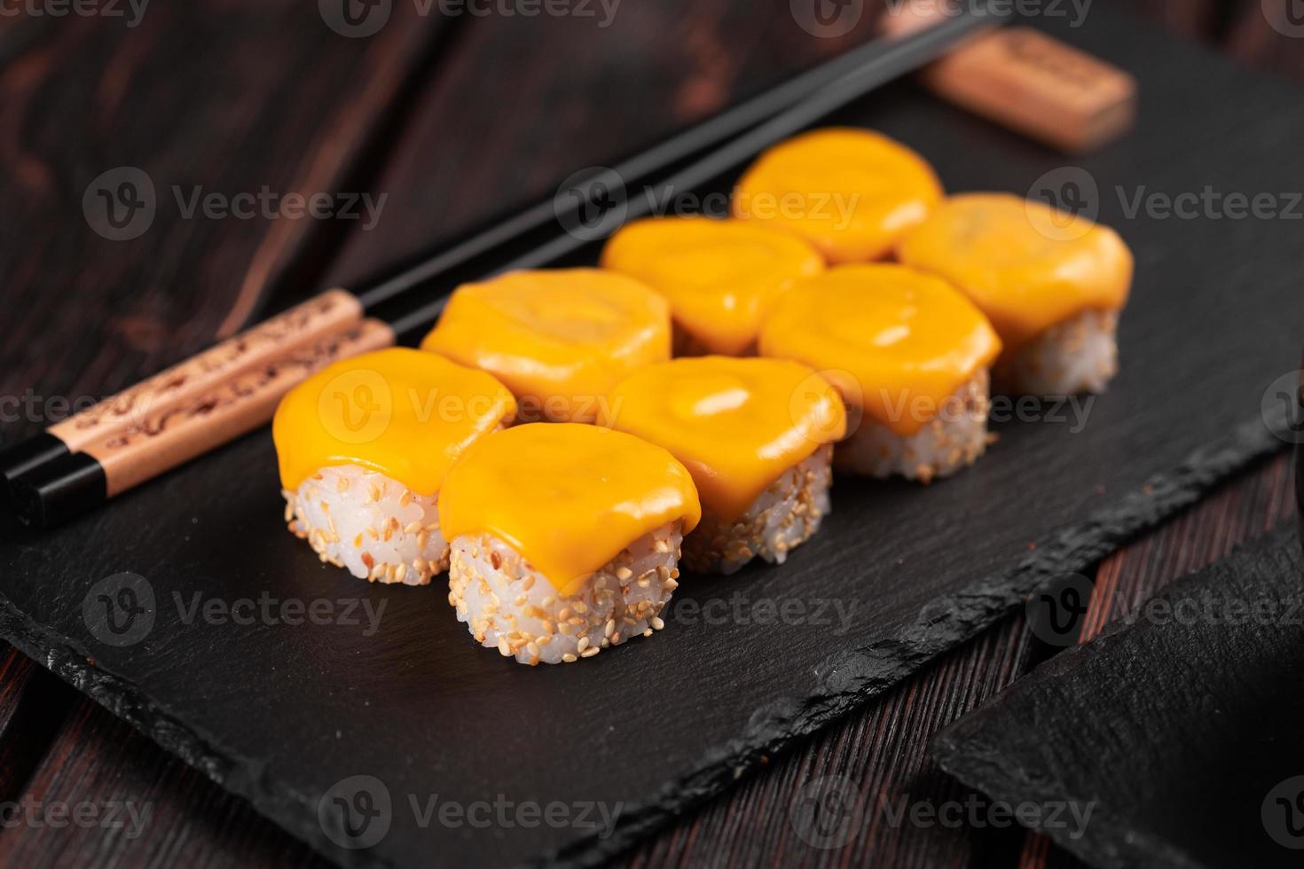 sushi rollen met kaas met eetstokjes - Aziatisch Japans voedsel concept foto