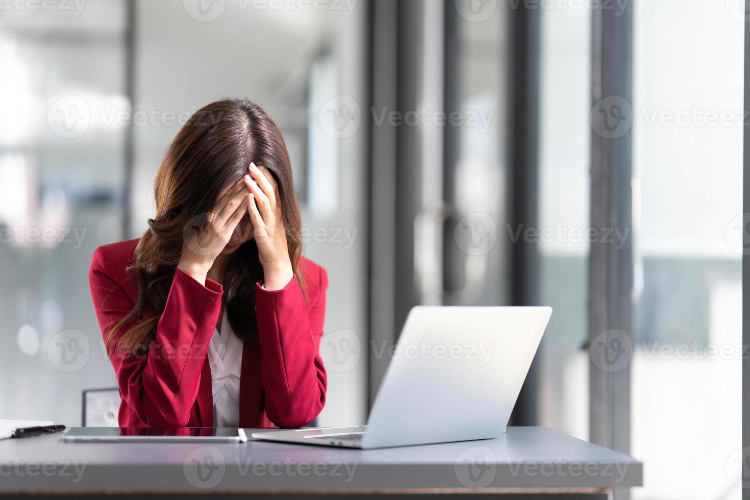 Aziatisch vrouw denken moeilijk bezorgd over online probleem oplossing op zoek Bij laptop scherm, bezorgd echt Aziatisch zakenvrouw gefocust Aan oplossen moeilijk werk computer taak foto