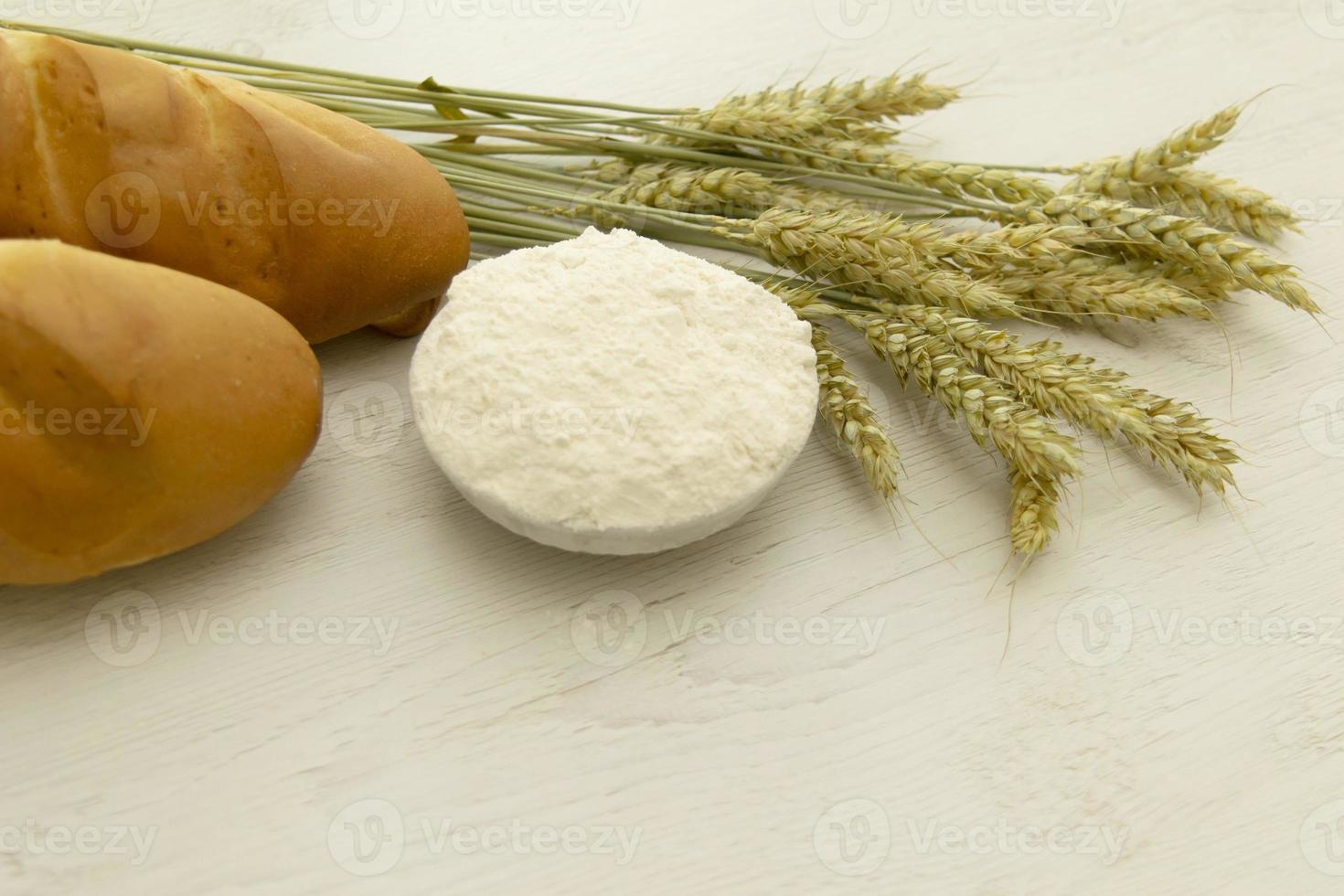 eigengemaakt vers brood met tarwe oor Aan wit hout tafel. foto