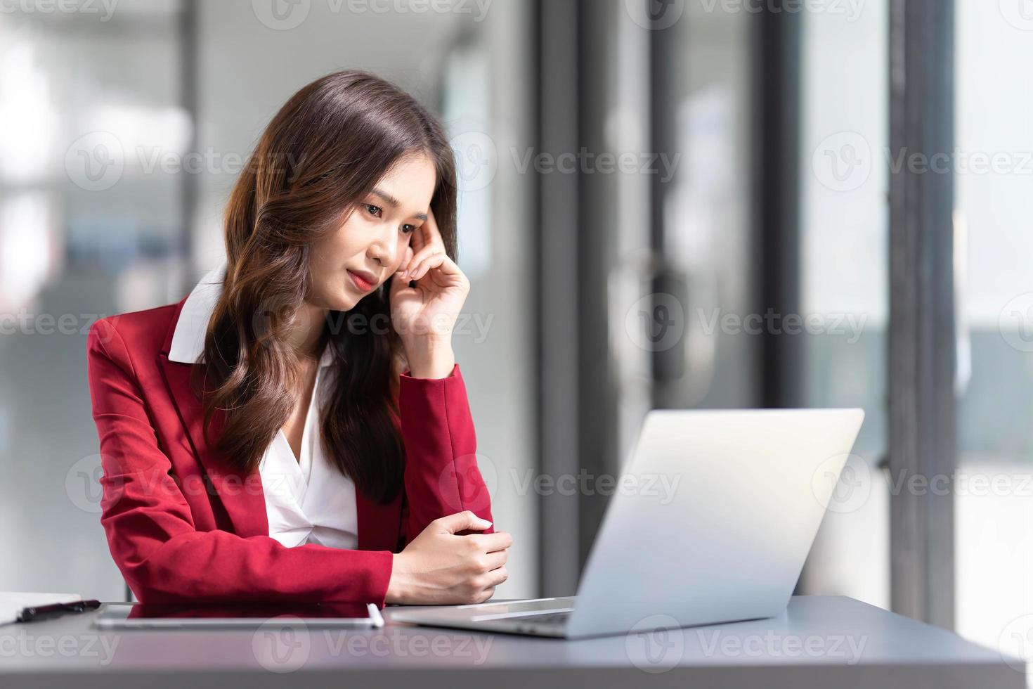 Aziatisch vrouw denken moeilijk bezorgd over online probleem oplossing op zoek Bij laptop scherm, bezorgd echt Aziatisch zakenvrouw gefocust Aan oplossen moeilijk werk computer taak foto