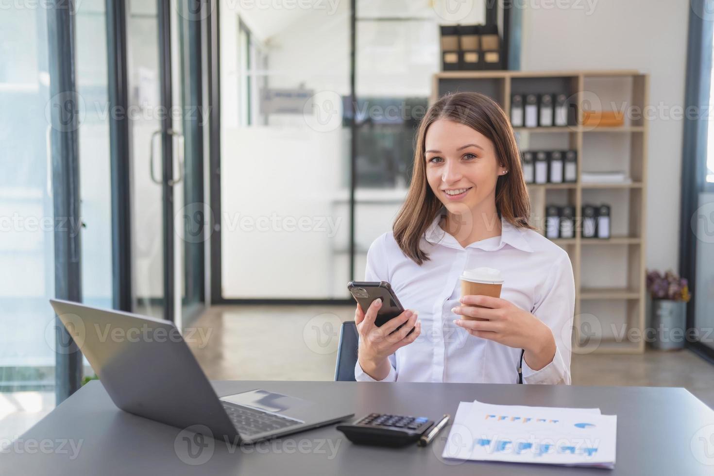 marketing, financieel, boekhouding, planning, bedrijf Dames analyseren bedrijf resultaten en winsten met diagram statistieken. gebruik een laptop computer en een rekenmachine naar berekenen de bedrijf is evenwicht. foto