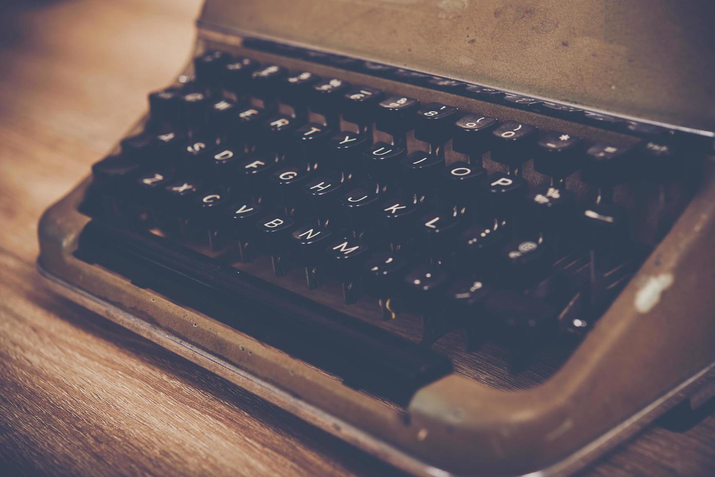 vintage typemachine op een houten tafel foto