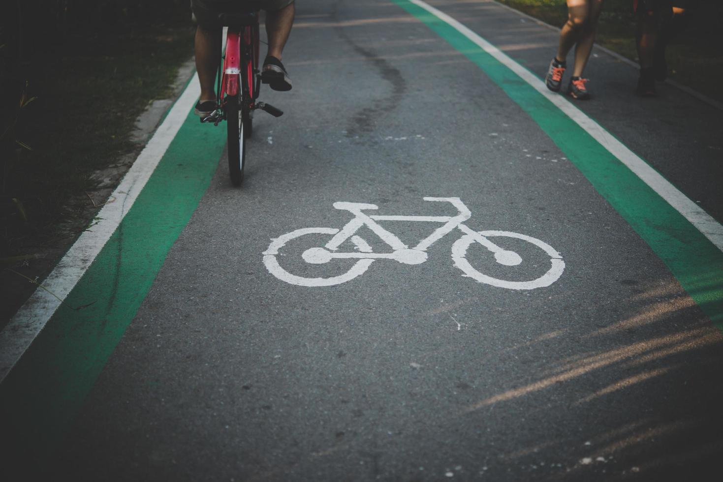 symbool op de weg aangeven voor fietsen foto