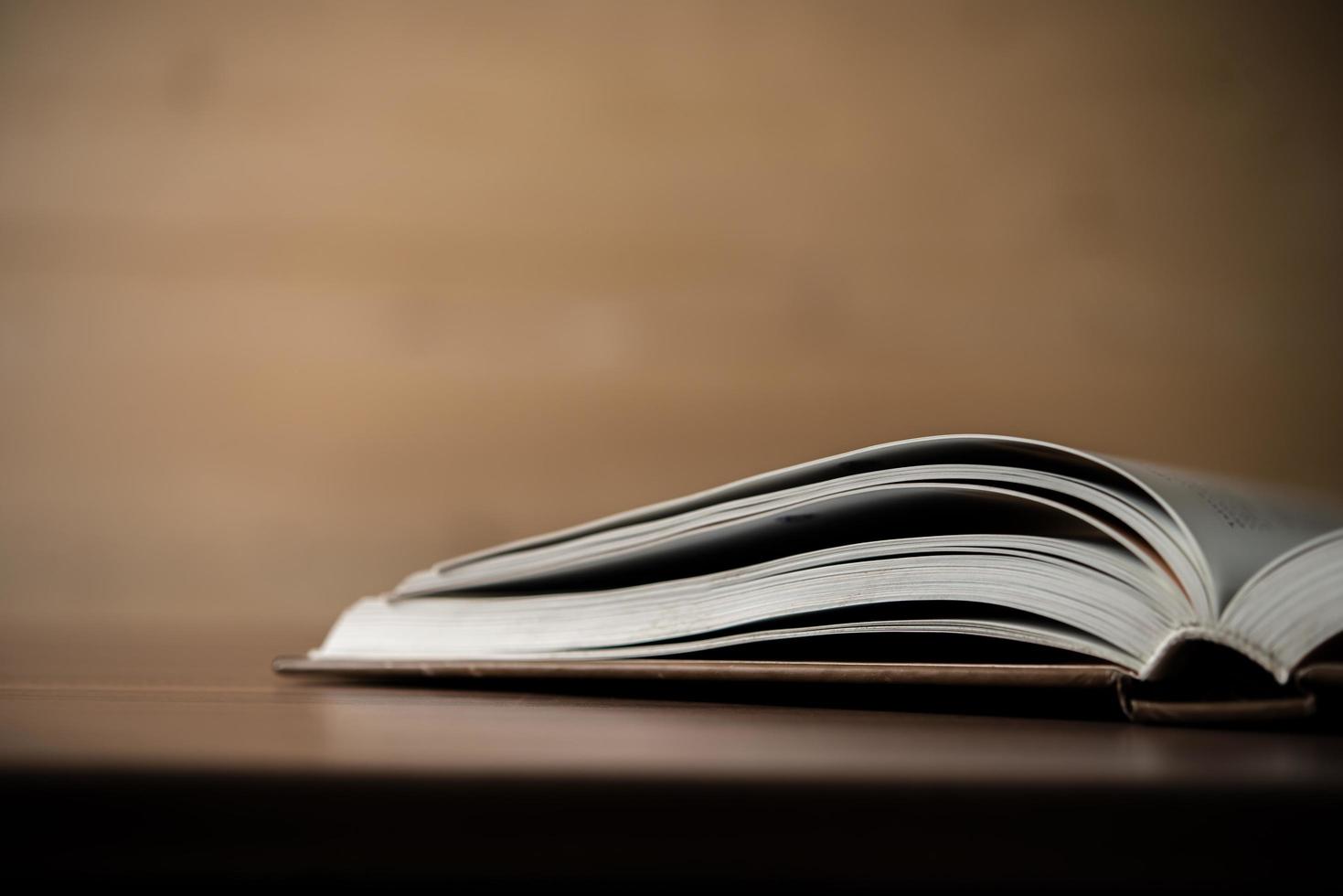 close-up van een geopend boek op een houten tafel foto