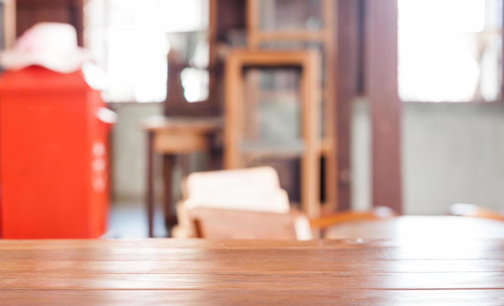 lege houten tafel in een coffeeshop foto