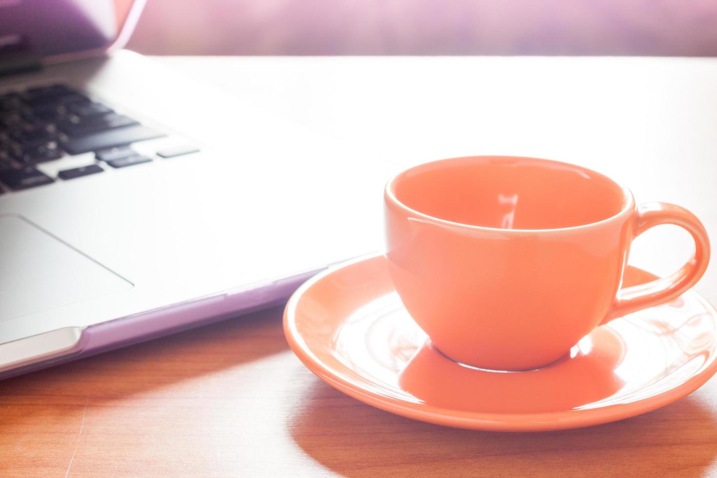 laptop en koffie op een bureau foto